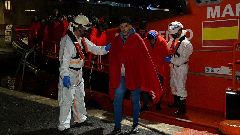 Salvamento Marítimo rescata a 46 migrantes a bordo de una patera en la costa de Motril