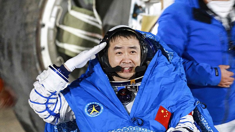 China realiza una rotación de tripulación en su casi completada estación espacial
