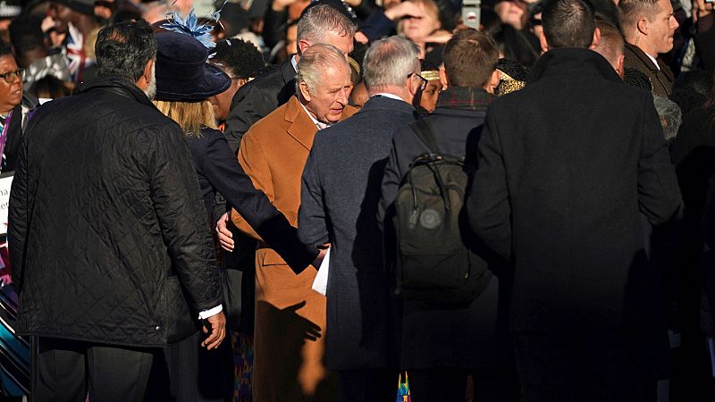 Detenido un joven de 20 años en Londres tras arrojarle un huevo al rey Carlos III
