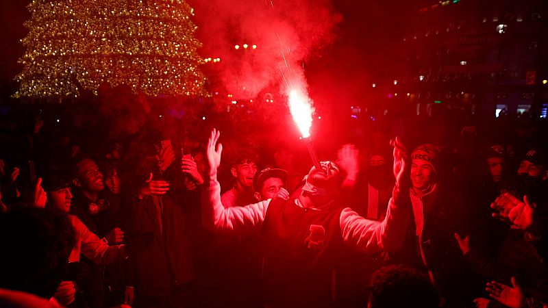 La afición marroquí celebra en las calles españolas el pase a cuartos del Mundial