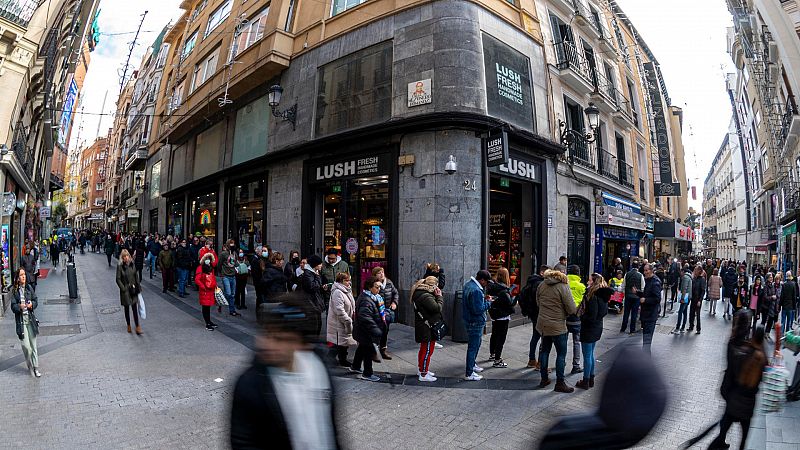 Ni la lluvia ni el frío pueden con las largas colas en Doña Manolita