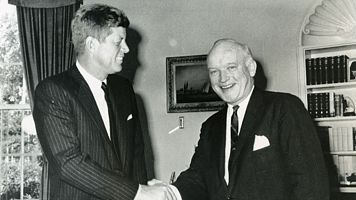 El presidente John F. Kennedy y James Donovan durante las negociaciones de intercambio de presos