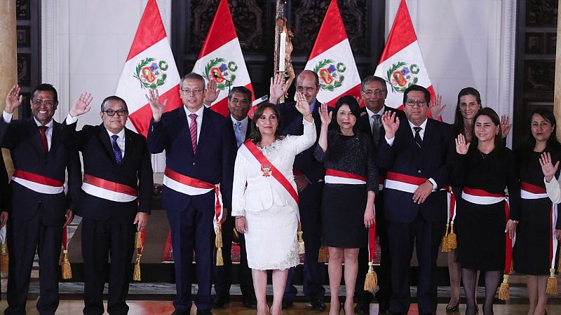 La presidenta Boluarte toma juramento al nuevo gabinete peruano con Pedro Angulo como primer ministro