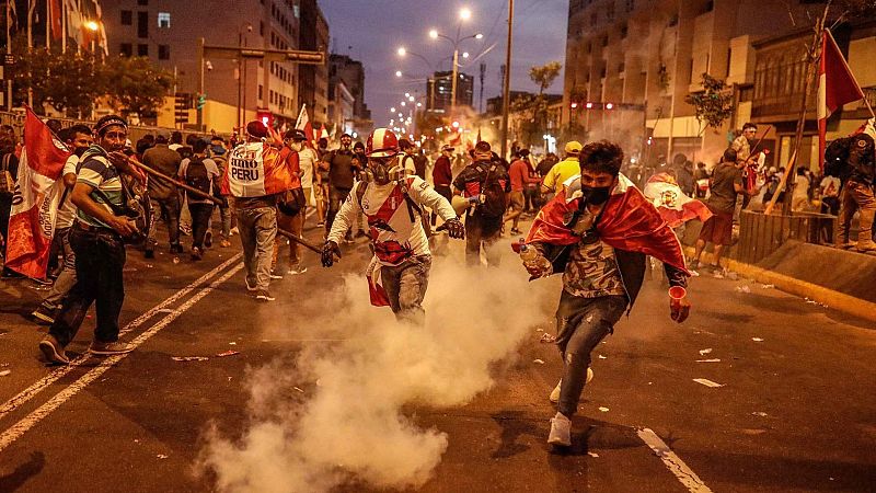 Al menos dos muertos en las protestas en Perú para pedir el adelanto de las elecciones