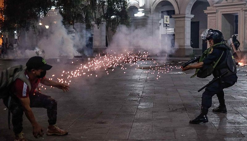 La presidenta de Perú cede a las protestas y propone al Congreso adelantar las elecciones generales a abril de 2024