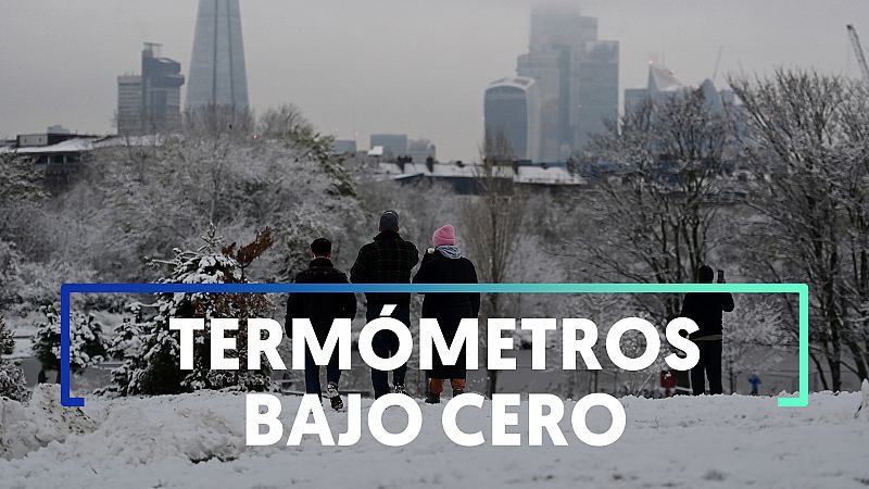 Una fuerte nevada en el Reino Unido deja decenas de vuelos cancelados y carreteras y trenes afectados