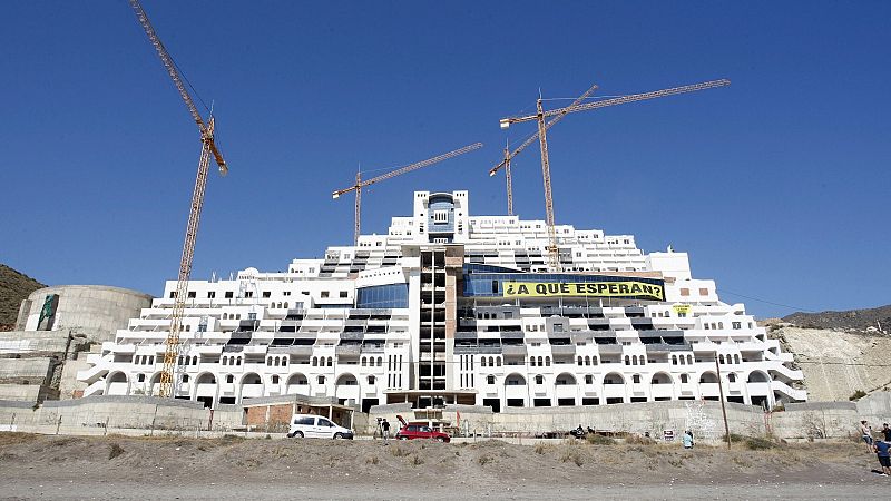 El Tribunal Supremo rechaza ordenar ya la demolición del hotel en 'El Algarrobico' y avala revisar su licencia de obras