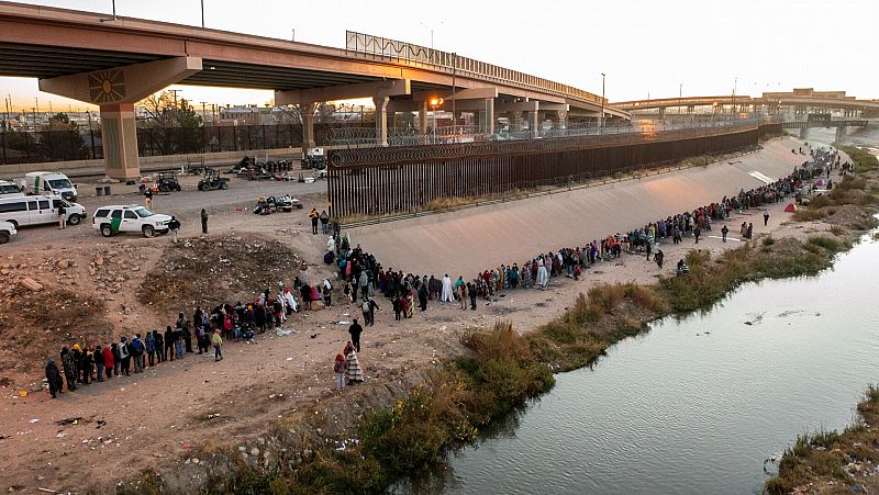 Más de un millar de migrantes desbordan la ciudad fronteriza de El Paso mientras esperan asilo en Estados Unidos