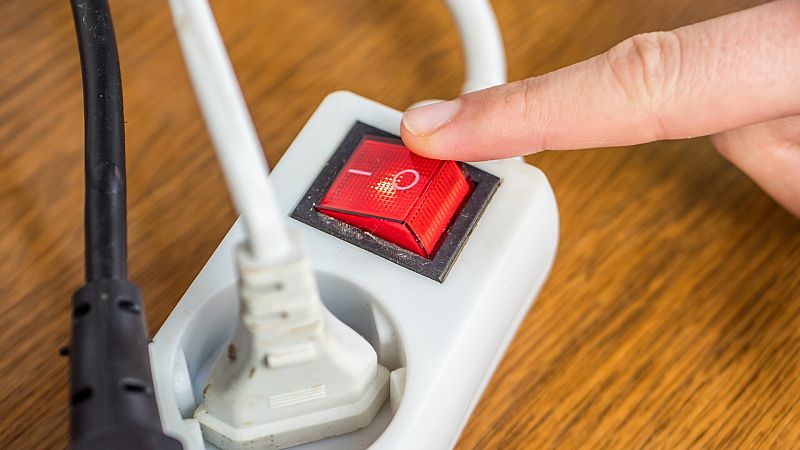 El precio de la luz se dispara este jueves un 80% y se coloca en 169,13 euros/MWh