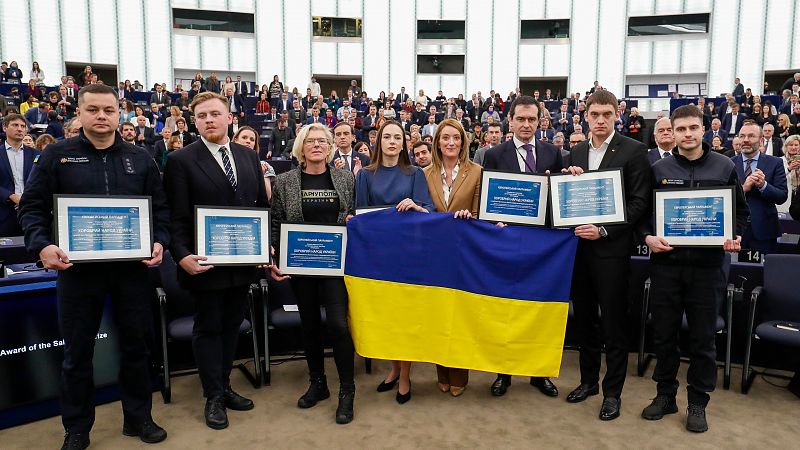 Zelenski recibe el premio Sájarov al pueblo ucraniano "en nombre de todos los que luchan por Ucrania y la libertad"