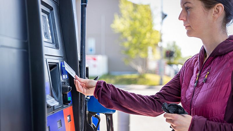 Los carburantes siguen a la baja a la espera de conocer si el Gobierno prorroga la bonificacin en 2023