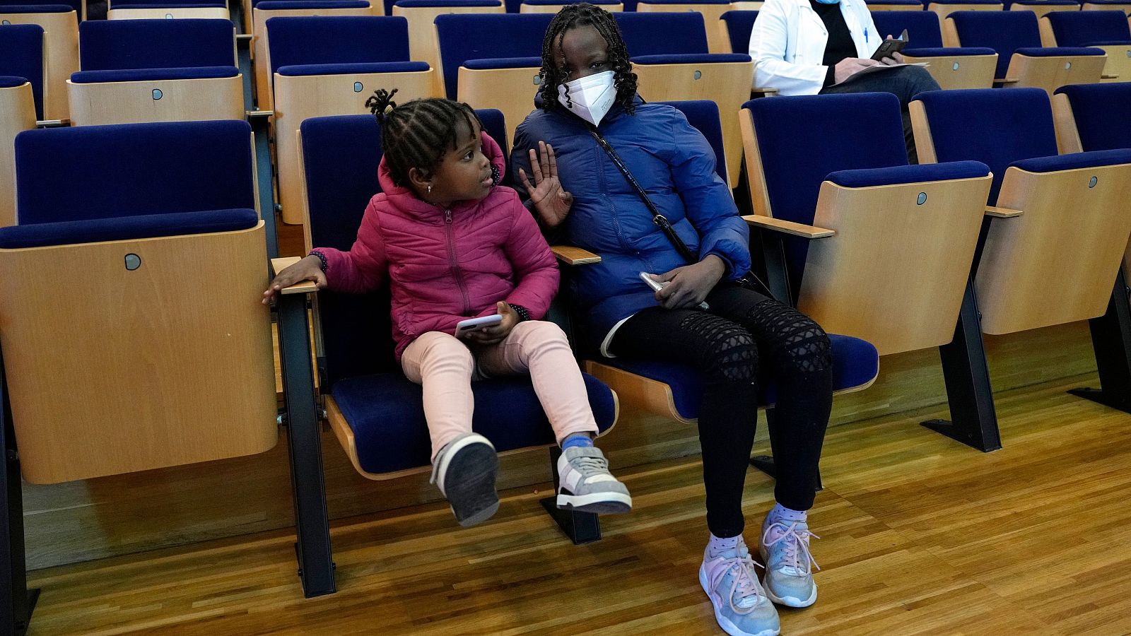 Una bebé seleccionada genéticamente cura a su hermana de una enfermedad grave - Informativo 24h | Ver