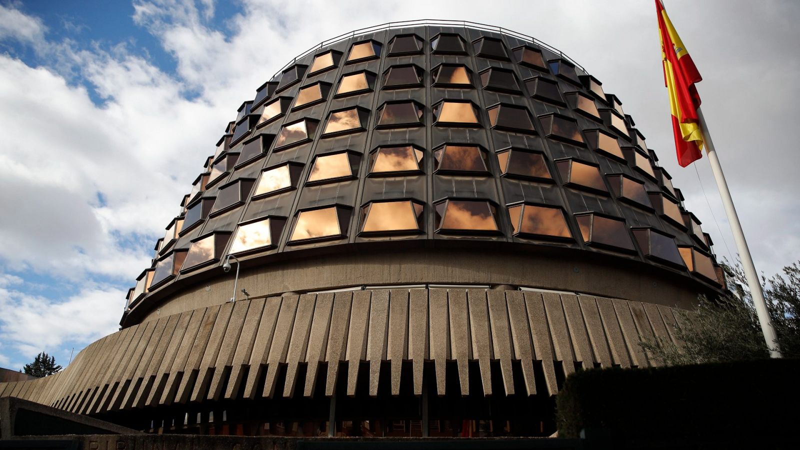 El Constitucional estudia si paralizar la reforma legal del Gobierno