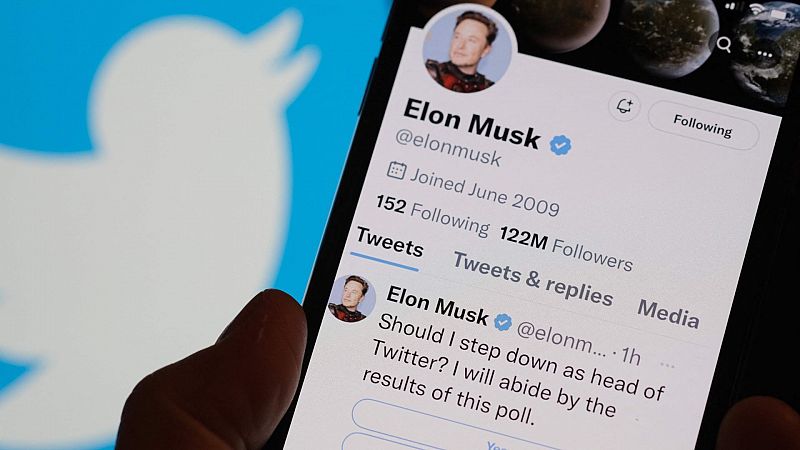 Elon Musk pregunta en un sondeo vinculante sobre si debe seguir dirigiendo Twitter