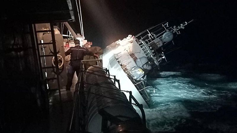 Al menos 31 personas desaparecidas tras naufragar un barco de la Marina tailandesa