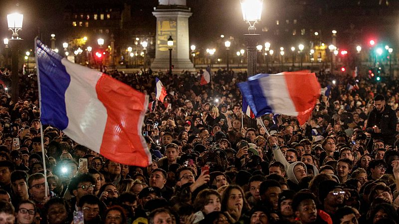 Miles de personas reciben en París a la selección francesa subcampeona del mundo
