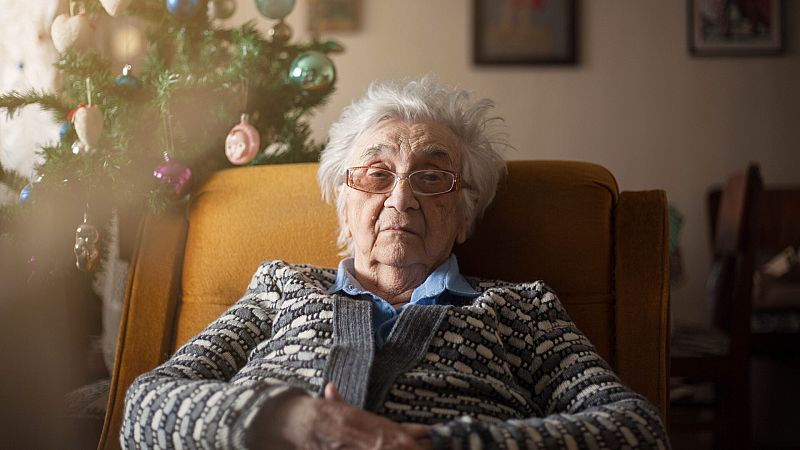 Solos en Navidad, la "gran tristeza" de muchos mayores: "Ya no tengo ilusión ni por las uvas ni por nada"