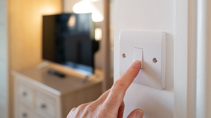 El precio de la luz baja un 19% este martes, hasta cuatro euros/MWh