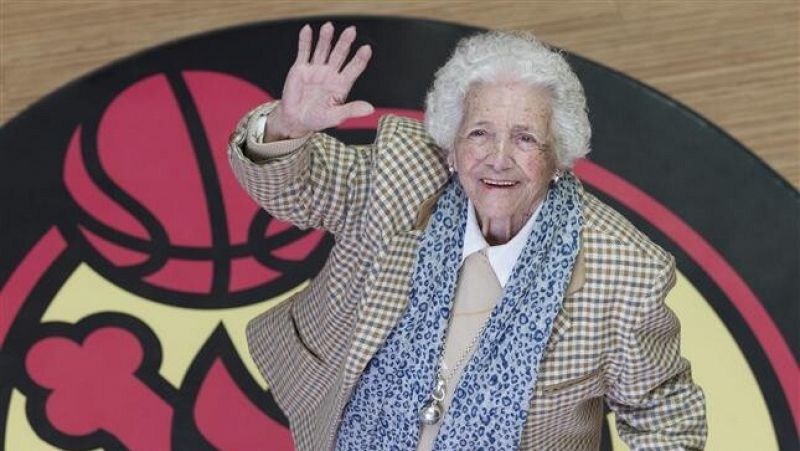 Muere Encarna Hernndez, pionera del baloncesto femenino, a los 105 aos