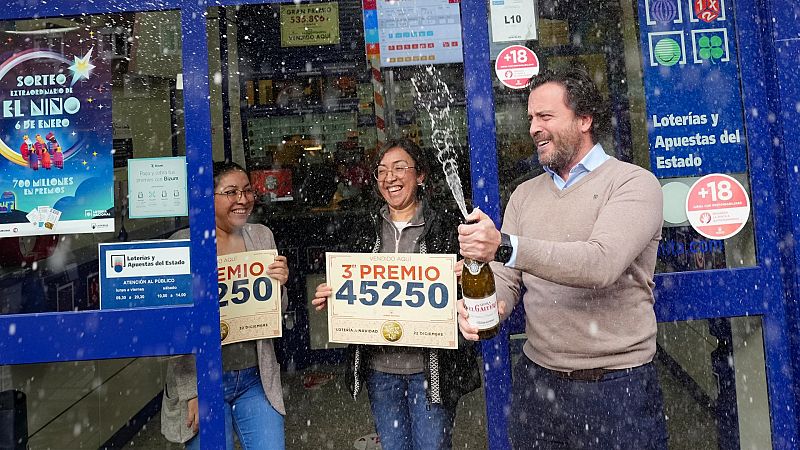 El 45.250, tercer premio de la Lotería de Navidad, cae íntegro en la calle Alcalá de Madrid