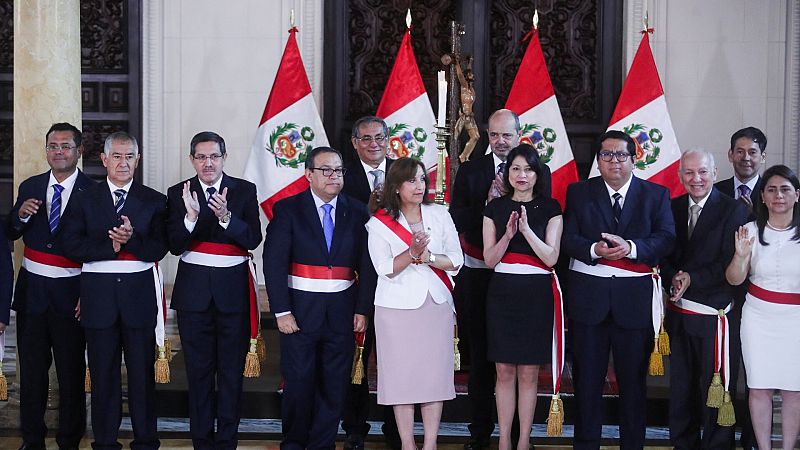 Boluarte reformula su gabinete en medio de una crisis política y social que no cesa en Perú