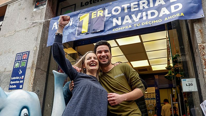 Dos ganadoras en el Teatro Real, la conga en una empresa y clásicos disfraces: las imágenes de la Lotería de Navidad