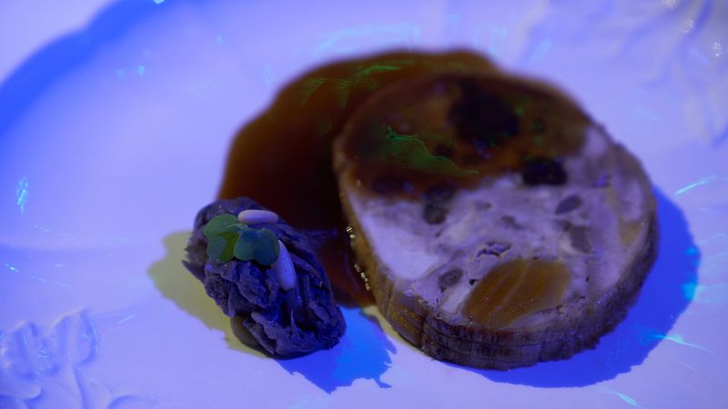 Receta de pularda rellena en cru de cacao con manzana y pasas