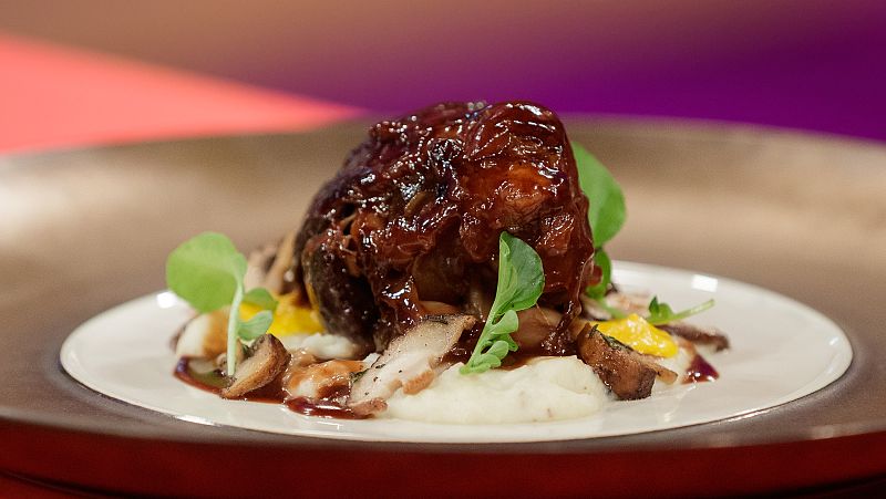 Receta de jarrete de cordero glaseado al vino tinto de Anabel Alonso