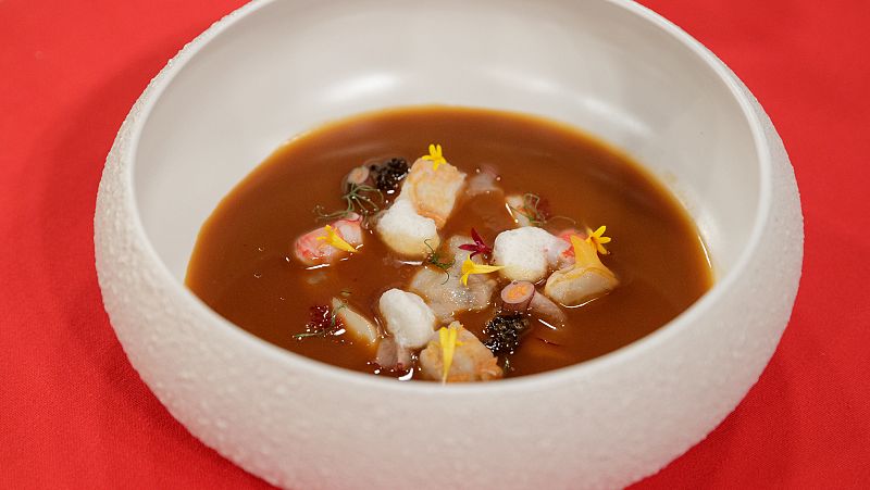 Receta de sopa de marisco y texturas de mar de Cayetana Guilln Cuervo