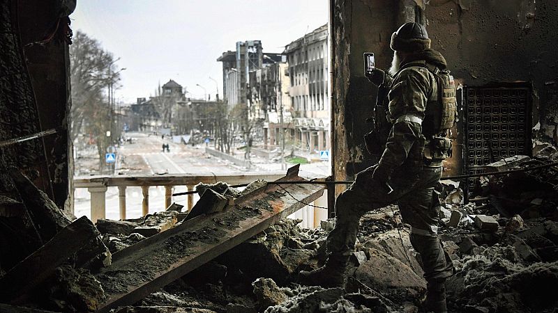 Ucrania denuncia que las tropas rusas están demoliendo las ruinas del teatro de Mariúpol, bombardeado en marzo