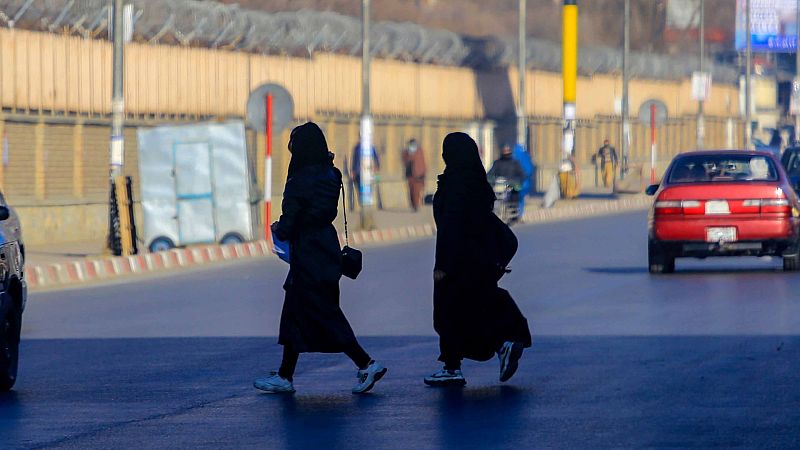 Los talibanes afganos prohíben a las mujeres trabajar en cualquier ONG