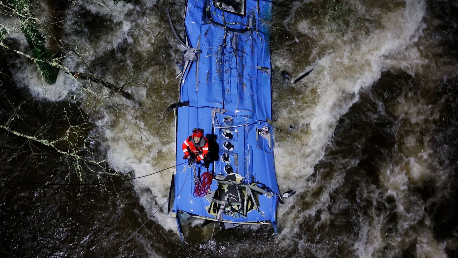 Seis muertos y dos supervivientes tras precipitarse un autobús al río Lérez en Pontevedra
