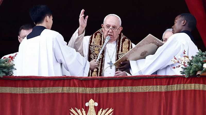 El papa Francisco pide, en su mensaje de Navidad, que "se ponga fin inmediatamente" a la "insensata" guerra en Ucrania