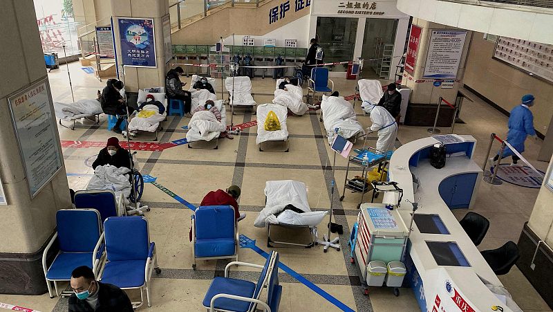 China afronta una ola de coronavirus inédita que satura las UCI y morgues en pleno apagón informativo