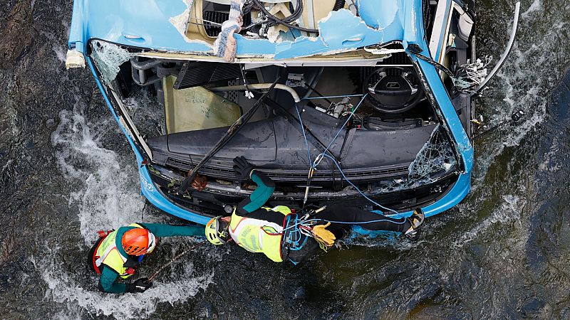 Logran sacar del río Lérez el autobús que dejó siete muertos en un accidente en Nochebuena