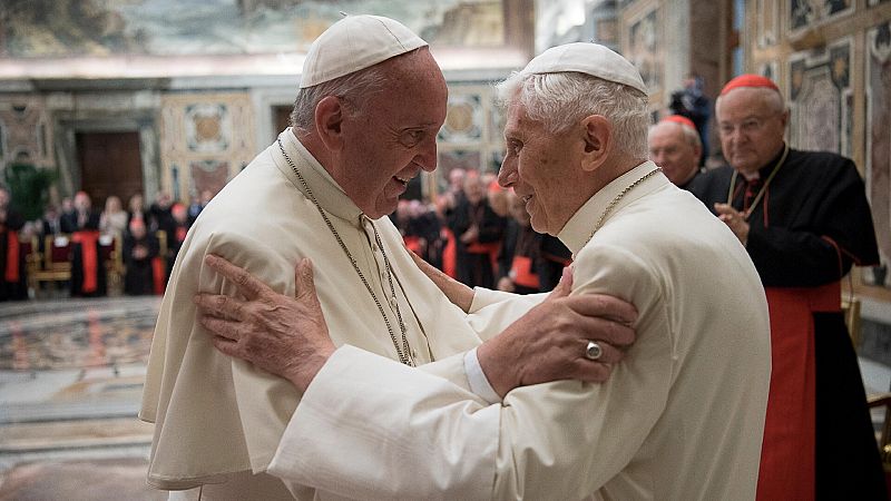 El papa Francisco pide rezar por Benedicto XVI ante el empeoramiento de su salud: "Está muy enfermo"
