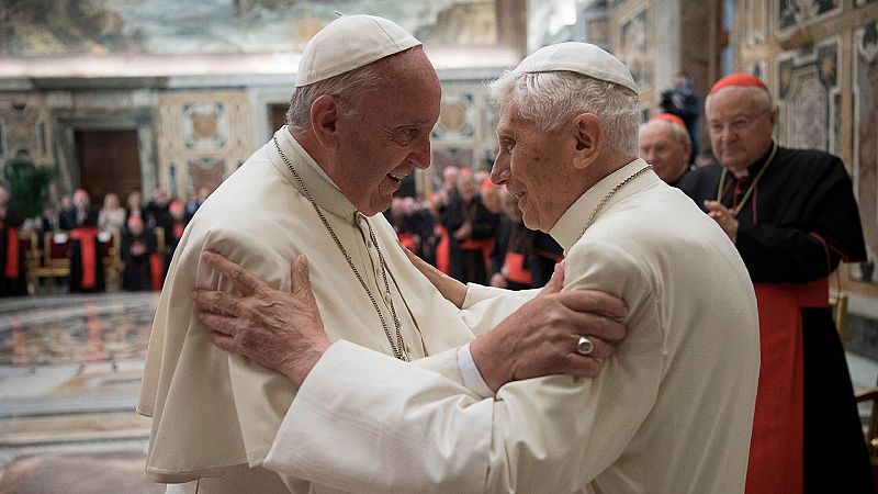 El papa Francisco pide rezar por Benedicto XVI ante el empeoramiento de su salud: "Está muy enfermo"