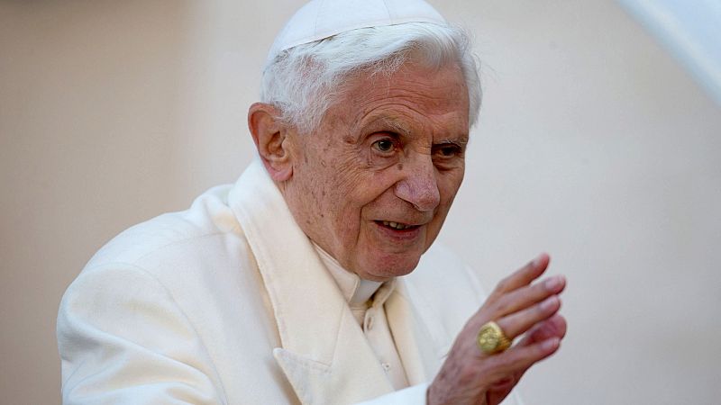 Benedicto XVI, el papa emérito que vivió a la sombra de Francisco refugiado en la música clásica y la reflexión