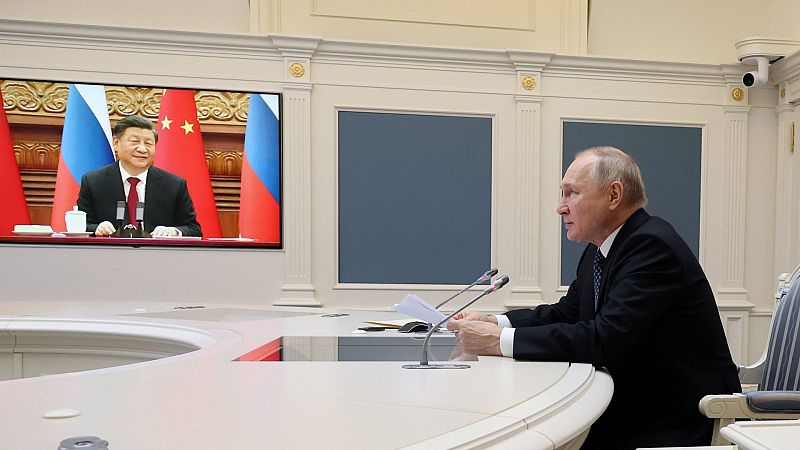 Putin llama a Xi a "fortalecer" la cooperación militar entre Rusia y China en una cumbre por videoconferencia