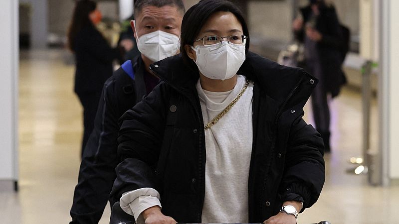 Aterrizan en Madrid los primeros pasajeros de China a los que se aplica controles COVID