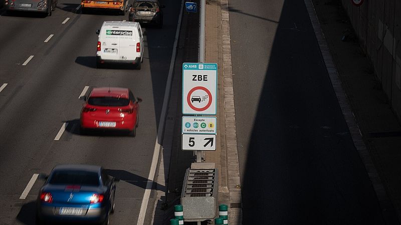 Adiós al uso de triángulos en autopista o autovía: qué debes hacer ahora si  sufres un accidente o avería