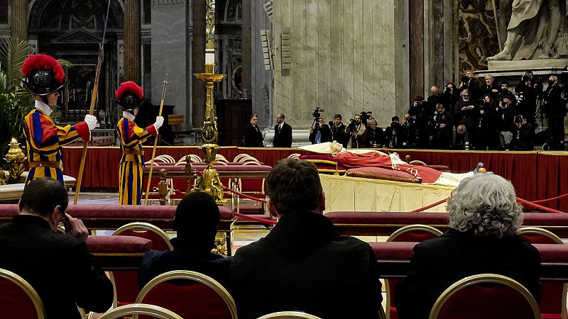 Unas 65.000 personas se despiden de Benedicto XVI en el primer día de su capilla ardiente