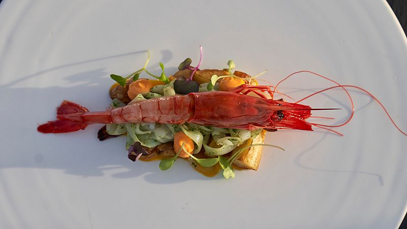 Receta de gamba roja con ling�ini de sepia