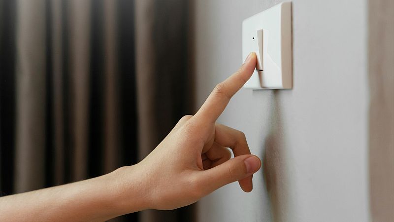 El precio de la luz sube este martes un 26,7%, hasta los 144,73 euros/MWh, el máximo en dos semanas