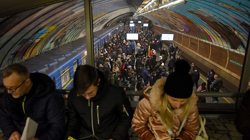 La estación central de Kiev, un punto en el que se cruzan aquellos que vuelven a casa y los que huyen