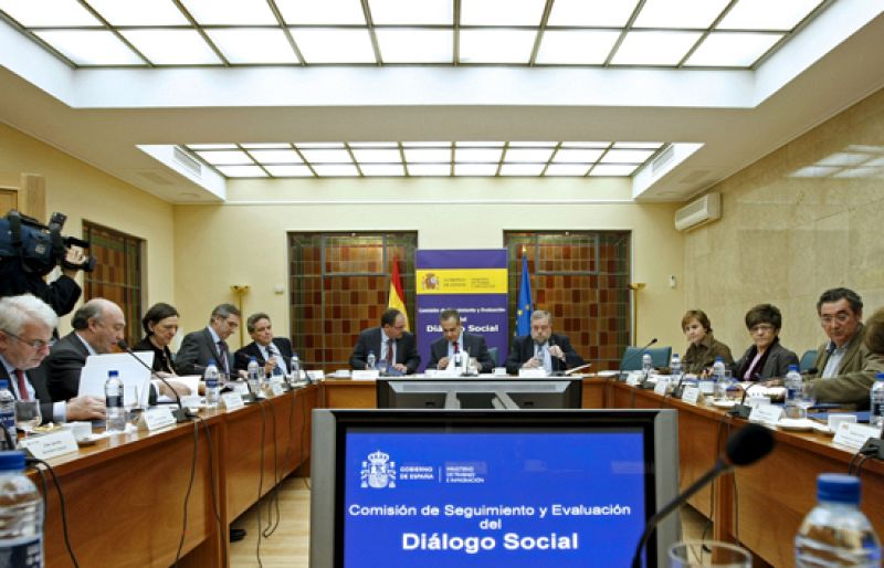 El Gobierno aprobará un paquete de medidas urgentes contra el paro sin el acuerdo social