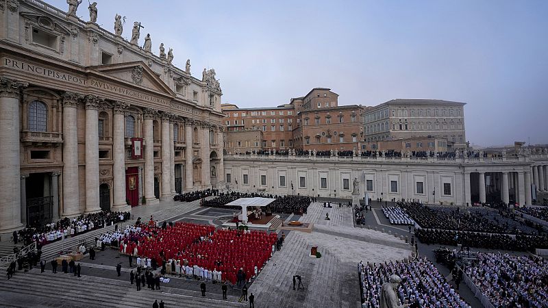 Funeral de Benedicto XVI: el papa y decenas de miles de files despiden a Ratzinger en una ceremonia sin precedentes