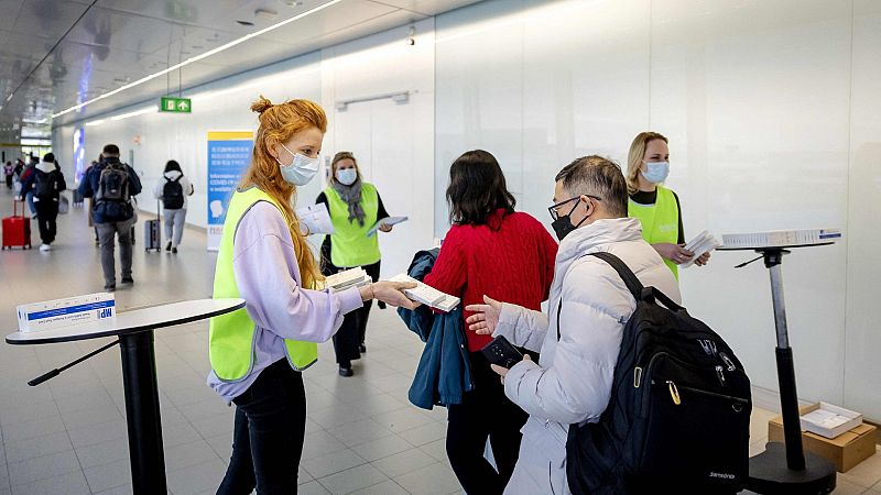 Bruselas recomienda "encarecidamente" pedir pruebas de COVID-19 a los viajeros procedentes de China