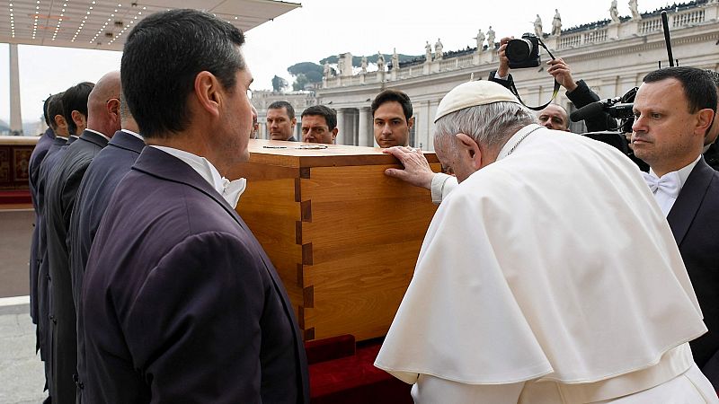 El papa Francisco elogia la "sabiduría" y "entrega" de Benedicto XVI en un funeral inédito ante miles de fieles