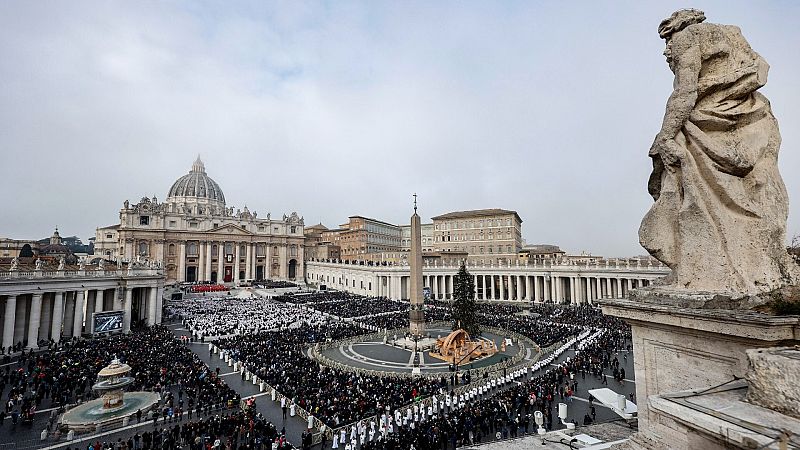 El funeral de Benedicto XVI en fotos: del gesto de Francisco a la insólita imagen de un papa frente a otro